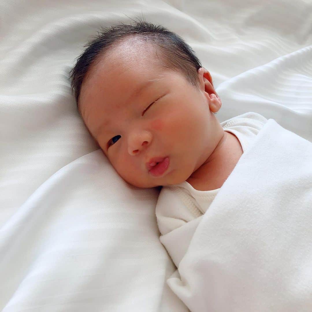 神戸蘭子さんのインスタグラム写真 - (神戸蘭子Instagram)「お兄ちゃんと赤ちゃん🍼  #2人目出産 #新生児  #お兄ちゃん #ママライフ」4月4日 17時36分 - ranran0414