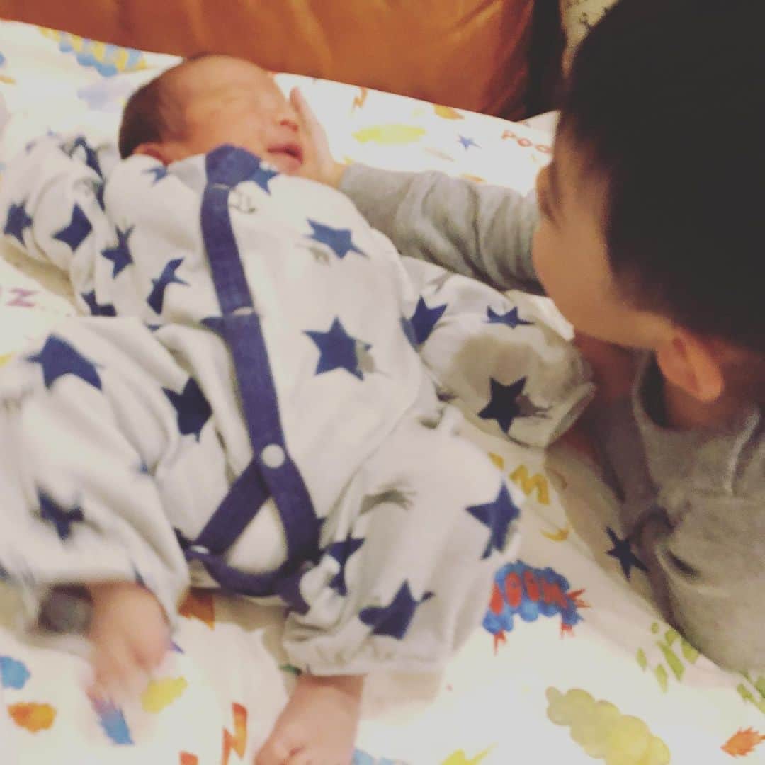 神戸蘭子さんのインスタグラム写真 - (神戸蘭子Instagram)「お兄ちゃんと赤ちゃん🍼  #2人目出産 #新生児  #お兄ちゃん #ママライフ」4月4日 17時36分 - ranran0414