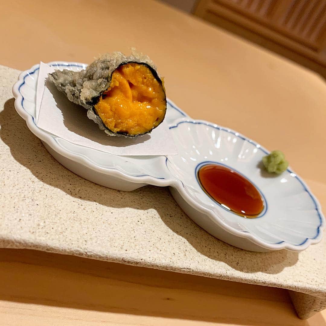 伊東亜梨沙さんのインスタグラム写真 - (伊東亜梨沙Instagram)「念願のたきや🍤❤️ . サクサクふわふわ😳天ぷらなのに軽いからぺろっと完食しちゃった。（笑） no胃もたれ🐷 今まで食べた天ぷらで1番美味しかった💕 . . この日は @haab_official で今話題の人参注射うってきたの🥕 ここにしか権利のない注射で即効性が凄い💗 顎下に打ったんだけどシュッとした🥺 これからも定期的に通いたい✨ . メンズの方は @haab_homme へ🙋‍♂️ . . #たきや #麻布十番 #天ぷら #ウニの天ぷら #天麩羅」4月4日 17時28分 - arisa__917m
