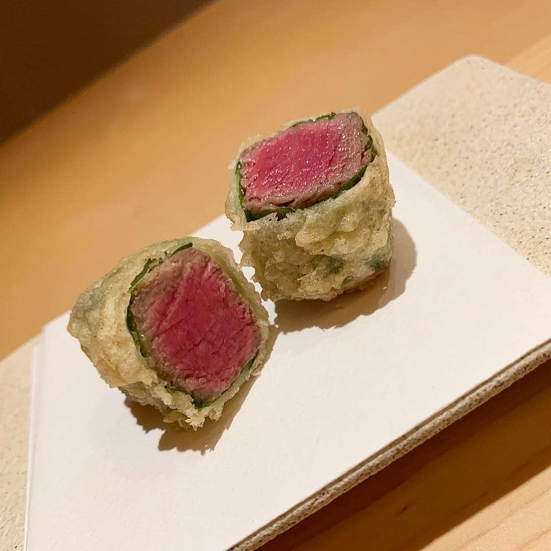 伊東亜梨沙さんのインスタグラム写真 - (伊東亜梨沙Instagram)「念願のたきや🍤❤️ . サクサクふわふわ😳天ぷらなのに軽いからぺろっと完食しちゃった。（笑） no胃もたれ🐷 今まで食べた天ぷらで1番美味しかった💕 . . この日は @haab_official で今話題の人参注射うってきたの🥕 ここにしか権利のない注射で即効性が凄い💗 顎下に打ったんだけどシュッとした🥺 これからも定期的に通いたい✨ . メンズの方は @haab_homme へ🙋‍♂️ . . #たきや #麻布十番 #天ぷら #ウニの天ぷら #天麩羅」4月4日 17時28分 - arisa__917m