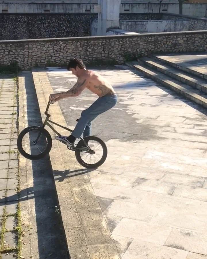 のインスタグラム：「@matthiasdandois blurs the line between flatland and street riding. 🎥: @rideukbmx & @harobmx #bmx #flatland #bikelife #style #lisbon #portugal #redbull」