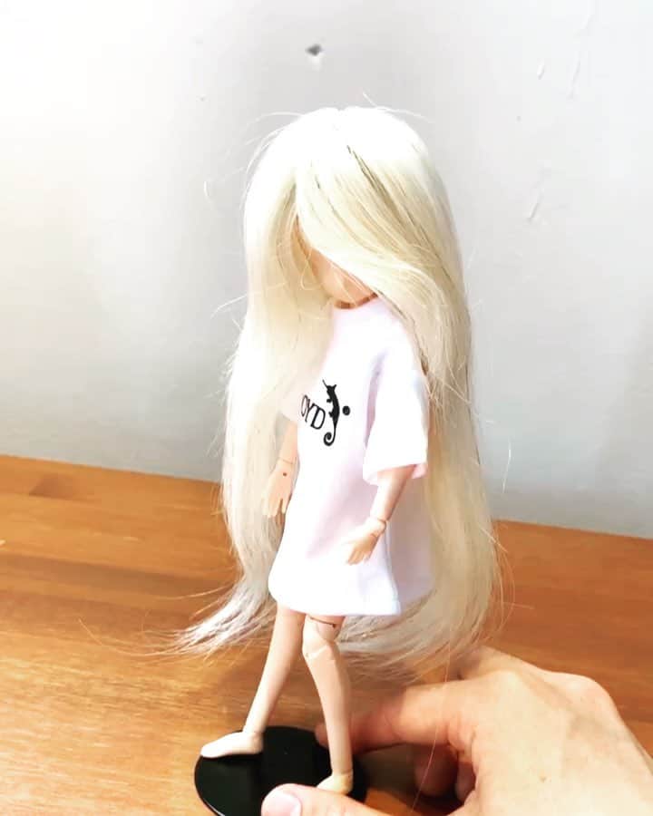 鶴谷和俊のインスタグラム：「ロイドちゃん人形を巻いてみた😍 なかなかの難しさだったけど楽しかった🥳 やりがいがあるからロイドちゃんの髪型をいろいろ変えていきます😊 次は髪色変えていこう✂️ #ロイドちゃんチャレンジ ・ ロイドちゃんは人毛なので巻けます🙋‍♂️ ⚠️人毛じゃない人形は巻いたらダメですよ〜💦 ・ 誰か衣装とか作ってくれないかな〜👗笑 顔も可愛く描いてくれる人とかいたらコラボしたいな🥴欲張り💦笑 ・ これからロイドちゃんいっぱい登場します😍 お楽しみに🥳 ・ ロイドちゃんの本名は ＆ROYD（アンドロイド） 値段は¥10,584 (税込)です😊 #ロイドちゃん人形  #ロイドちゃん #ROYD #ロイド @royd.color.shampoo」