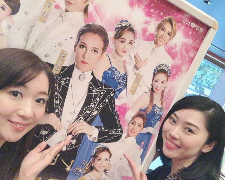 風凛水花さんのインスタグラム写真 - (風凛水花Instagram)「先日観劇させて頂きました#OSK さんのレビュー#春の踊り😊🌸🌸🌸 春爛漫の素晴らしいショーでした😍❣️❣️ 桐生さんのお披露目公演との事で、客席も大変盛り上がっておりました☺️🌸🌸 一人一人が輝いている、心温まるステージに感動しました🥺✨✨✨ そして、客席では#平澤智 先生にお会いできました😍💓💓💓 在団中大変お世話になりました😭💓💓今回2部のショーは平澤先生の演出・振付・構成になるそうです☺️🌸🌸🌸 大阪ではこれから幕が開けるようです💓💓💓 是非是非オススメの公演です☺️🌸🌸🌸 #桜 #満開」4月4日 17時33分 - furimizuka