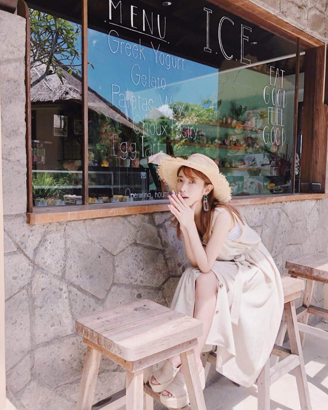 のインスタグラム：「正解は…バリ🌺でした！ たくさん正解している人がいて 流石でしたっ🌟✨ コメントありがとうございました😊  今回初めてのバリで ずっと泊まりたかった #ayanaresort さんへ🌈  いつも旅行は、スケジュールをカチカチに組みがちですが、今回はホテルがとにかく素敵なので、予定も決めず何もしない。という時間☺️✨👌 自分を高める忙しい時間と脳みそをOFFにする時間。 どちらもあって初めて 自分自身を更新、成長させてくれると思います。  旅行でなくても、 何かの息抜きって大切☺️ 皆さん四月になり新生活も はじまったかなぁ？？💕 ドキドキとワクワクがあると思います。 不安もあるかなぁ？？ ちょっとした目標やたのしみを作るだけでも何気ない日々の中で心が弾みます🌸  今ならお花見とか、お部屋の家具を見たり😉  皆さんにとって素敵な毎日になりますように。  ちなみに、アヤナリゾートの ホテル内はどこも可愛くて、 カタログ撮影の時からずっと私服で着たかったワンピースを着ました🙋‍♀️💕 @micoameriofficial  これから発売ですが、一枚でさらりと決まるのとゆったりしていて、着心地抜群です✨  旅行時は、シワが気にならないものが重宝するのでぴったりな一枚っ☺️ リクエスト中ですが…本当にこちらは人気で嬉しい限りっ。 カラーはこのベージュ、一色です。  いつもありがとうございます🥰🌟 #ayanaresort  #bali  #くみとりっぷ #旅行コーデ  #micoameri #ワンピース」