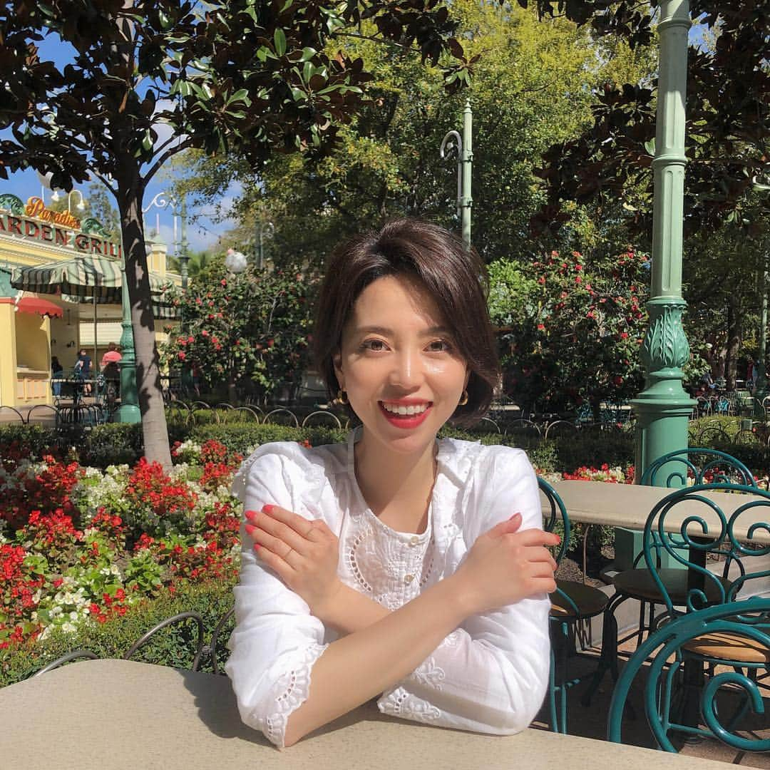 佐藤優里亜さんのインスタグラム写真 - (佐藤優里亜Instagram)「今回の旅はパパなしで、ママ友と子供を連れての旅行でした✈️✨ ・ 不安たっぷりで出発したけれど、本当に本当に楽しい旅だった！ ・ 息子にとってお友達と一週間の共同生活は、そんな楽しいか？！ということで大爆笑止まらなかったり、些細すぎることでケンカしまくりな、そんな日々。一人っ子の息子にとっては最高にありがたい関係💘 ・ 英語を堪能に話せるわけではないのに初めて会ったお友達と英語でコミニュケーションとったり、オーダーしてみたり、物怖じしない姿にも感動しました🌈 ・ Uberの運転手に「日本からこんな遠い所までお母さんだけで子供を連れてくるなんてすごい勇気だ」と褒めてもらえて、私達もなんだかとても嬉しくなりました❤️ ・ LA旅行を決めて計画を立てる段階で子連れ旅の情報がなかなか見つからなかったのでそこもまとめて動画にしようかなと思っています✈️✨わかる範囲では答えられるので何かあればコメントかDMください💘 ・ お付き合いありがとうございました！ ・ #losangeles #la #ロサンゼルス #サンタモニカ #santamonica #anaheim #アナハイムディズニー #アナハイム #california」4月4日 17時38分 - yuriang_