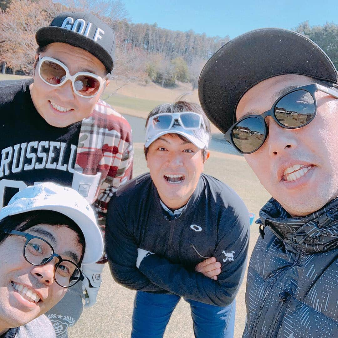 平井俊輔さんのインスタグラム写真 - (平井俊輔Instagram)「ゴルフ日和。 あったかかったー☀️ #ライセンス井本 #ザパンチ松尾 #天竺鼠瀬下 #どりあんず平井 ボールがあっちゃこっちゃ行ってもよかとよ。 このお天気で、 この4人で、 この大地を踏みしめたらそこには、 PUUUN！しか待ってないのだから。 太陽より陽気な4人でした笑笑」4月4日 17時39分 - bobuhirai0311