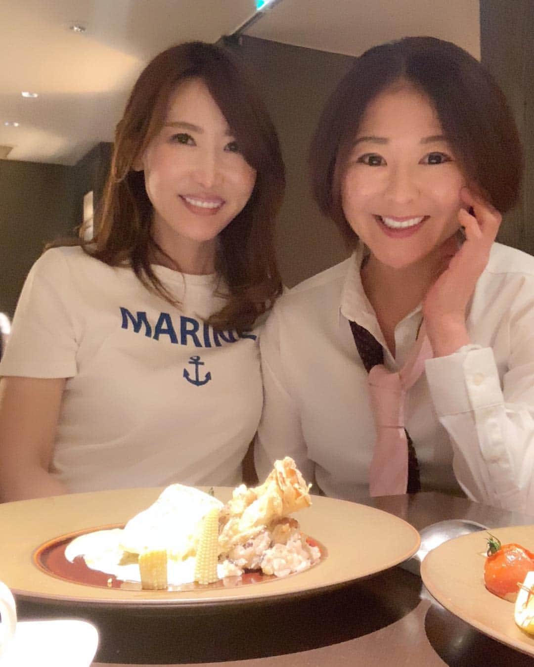 渋谷恭子さんのインスタグラム写真 - (渋谷恭子Instagram)「今日は山梨でランチ🍴 久しぶりに @yoko.sakamocchan ちゃんに会えた〜❤️ ・ ・ 白トップス✖️デニムで来ると思ったから 私もTシャツとデニム👖にしてみたよ😉 爽やかで海を連想させるマリン✖️ブルー💙 今回はSサイズ✨ ・ ・ ❤︎アイテム品番❤︎lpg511-0159  @joint_space  @lialapg  #lialapg #liala_fashion #pr #Tシャツ #ロゴT #ロゴTシャツ #マリン #marine #錨 #インスタグラマー #アラフォー #アラフィフ #古名屋ホテル #ベンジャロン #甲府 #甲府市 #甲府ランチ #山梨 #konayahotel #benjarong」4月4日 17時52分 - kyoko.86