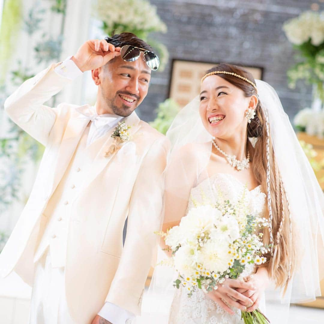 麗風つくばシーズンズテラスさんのインスタグラム写真 - (麗風つくばシーズンズテラスInstagram)「. 結婚式らしくない楽しい一日 . . 宣言通り 挙式入場では サングラスをかけたり 披露宴入場では 超大作のオリジナルマッピングや 子ども達のダンスからの登場 新郎謝辞後には フラッシュモブ…と サプライズと笑いと感動と涙が たくさん詰まった一日 . . どれだけふたりが愛されているか ふたりが周りの人にどれだけの愛情を持っていたか が伝わった一日 . . . #麗風 #麗風つくば #麗風つくばシーズンズテラス  #茨城 #つくば #研究学園 #茨城花嫁 #つくば花嫁 #関東花嫁 #結婚式 #wedding #weddingphots #サングラス #卒花 #卒花レポ #卒花嫁 #forestmajic #サングラスをかけて入場 #挙式でサプライズプロポーズ #オリジナルマッピング #当日指名乾杯 #ゴールドカップ #本人紹介スピーチ #キッズダンスからの再入場 #各卓フォト #ゲスト全員のフラッシュモブ #いのつんウエディング #結婚式ロス #末永くお幸せに」4月4日 17時48分 - rayfuu