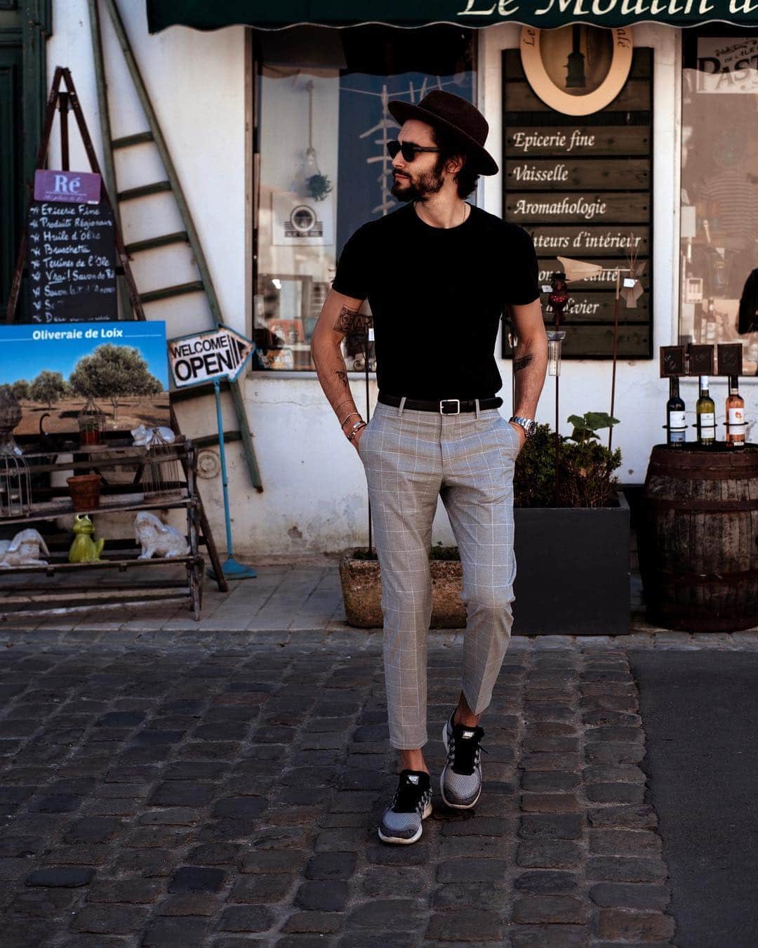 NICOLAS SIMOESのインスタグラム：「Casual morning walk in the village 📸✨」