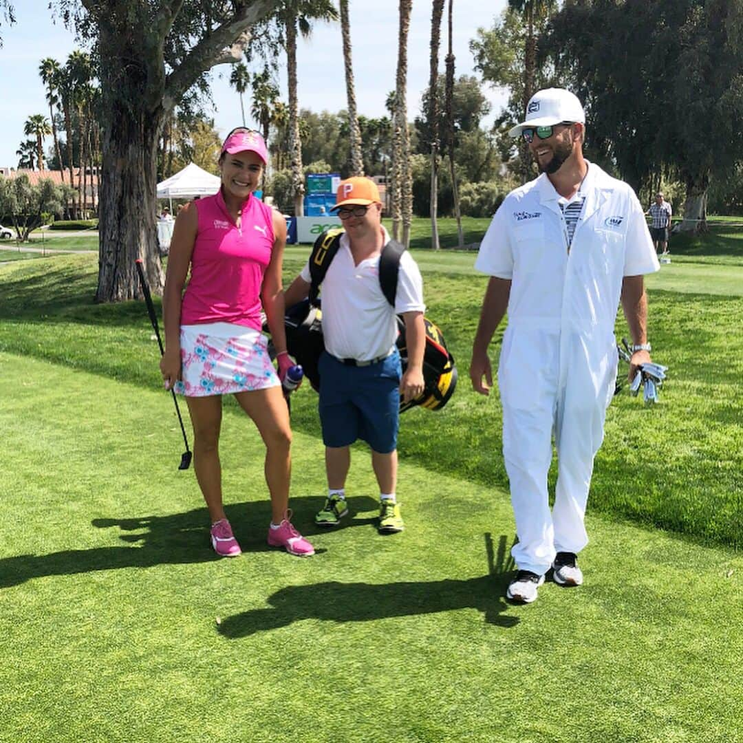 レクシー・トンプソンさんのインスタグラム写真 - (レクシー・トンプソンInstagram)「Loved having Kody caddy for me on hole #5 , was such a special moment . He made my day ❤️ #gopuma」4月4日 8時59分 - lexi