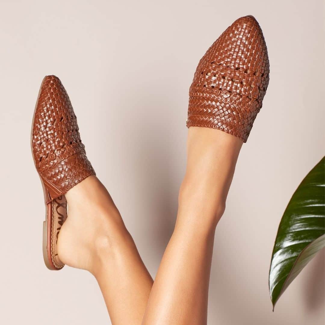 サムエデルマンのインスタグラム：「Woven perfection - our Natalya slipper」