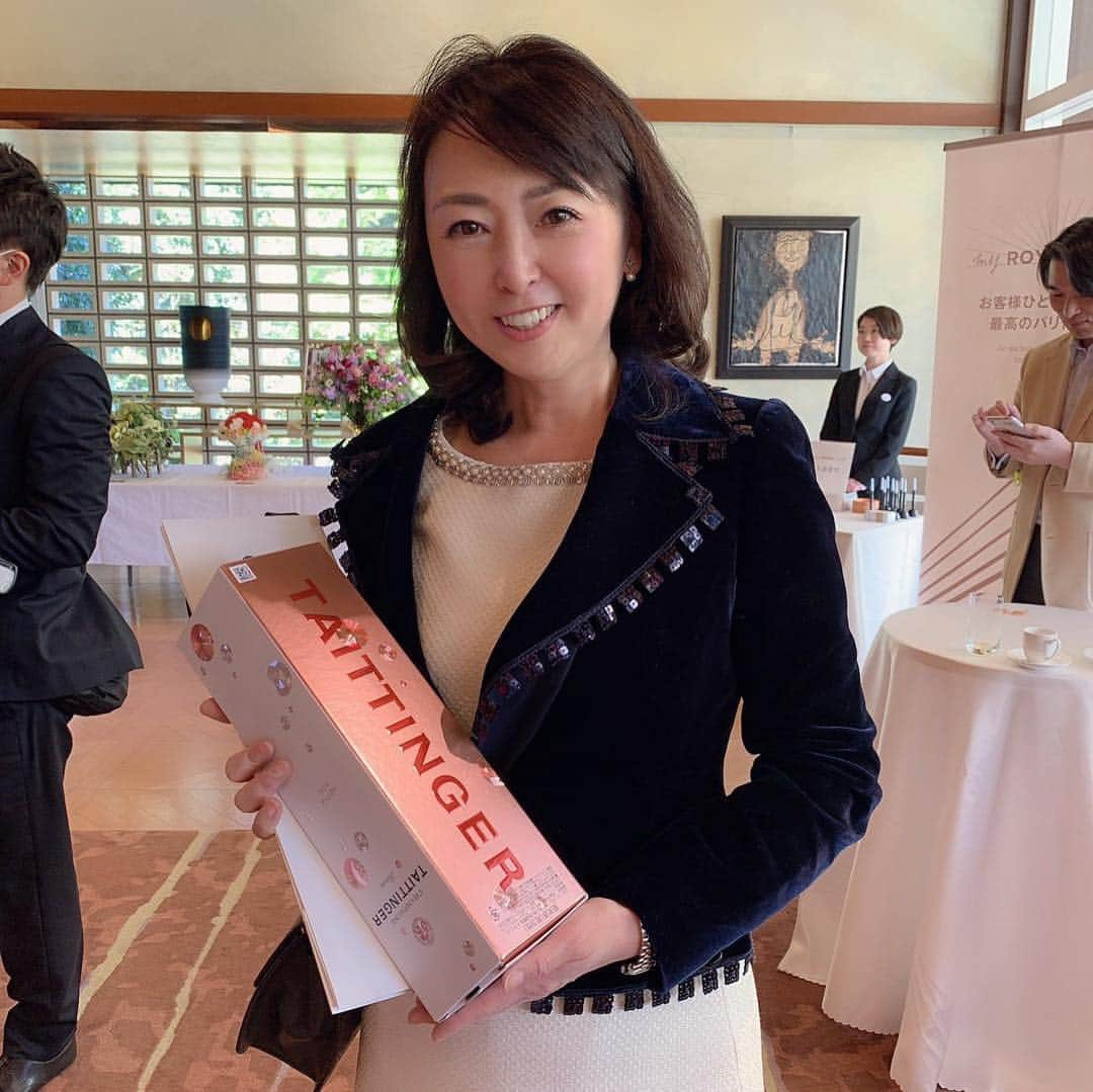 牛窪万里子さんのインスタグラム写真 - (牛窪万里子Instagram)「フランス大使公邸での抽選会では、TAITTINGERテタンジェ・プレスティージュ・ロゼ が当たりました！  テタンジェは4年前にランスのカーヴに行った思い出もあります。  今年も昨年に引き続き、くじ運が好調です（笑）  イベントの詳細はプロフィールのAmeba公式ブログにてご覧下さいね。  #テタンジェ  #テタンジェロゼ  #抽選会で当たった  #シャンパーニュ #シャンパン  #フランス大使公邸 #フランス #france  #taittenger  #myroyalclub  @champagnetaittinger @25ansjp  #25ansエキスパートblogger」4月4日 8時53分 - mariko_ushikubo