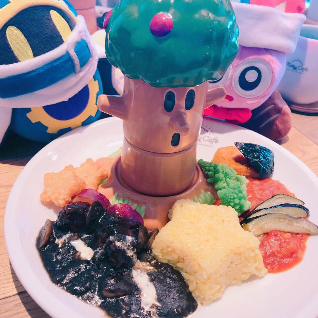 鷹村アオイさんのインスタグラム写真 - (鷹村アオイInstagram)「. 春休みに入って念願のカービィカフェに行ってきました！ . 完全予約制でPCとスマホから何度もアクセスしてやっと取れるくらいのカービィカフェ！ . お料理も想像以上に美味しくて大満足でした！東京スカイツリーすぐ横です✨ . カービィとワドルディが店内に隠れています🤩✨ . #カービィカフェ #カービィ #カービィ可愛い #スカイツリーを眺めながら」4月4日 9時01分 - aoi_takamura