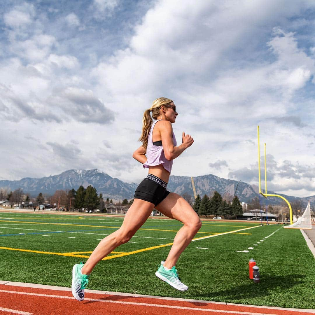 エマ・コバーンさんのインスタグラム写真 - (エマ・コバーンInstagram)「Track is back 💃🏼 (it never really went anywhere). #workworkworkworkwork . . . Long repeats today called for the @nbrunning 1500 flats 😊 (Pic @aricvhphoto)」4月4日 9時05分 - emmacoburn