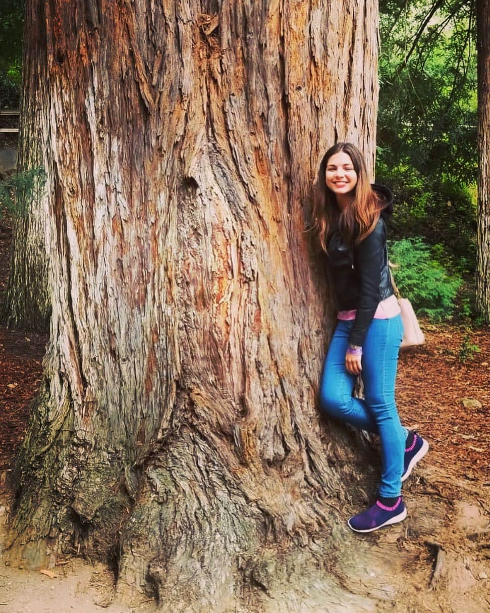 ジェシカ・アシュリーのインスタグラム：「When @shamisty and I go to parks with my mom, we are asked to pay for one adult and two kiddo price tickets. So here I am. Happy child among the trees 🌲」