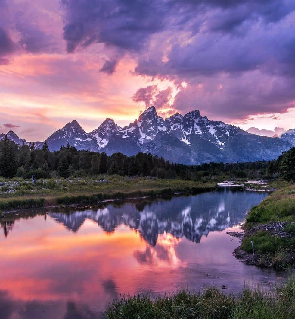 アメリカ内務省さんのインスタグラム写真 - (アメリカ内務省Instagram)「Sunset at #GrandTeton #NationalPark in #Wyoming is a stunning sight. The jagged peaks are silhouetted against the horizon with a backdrop of colorful clouds. Standing in the shadowed valley below, it feels like a momentous event, yet it happens every day. Photo @grandtetonnps courtesy of Josh Packer (@packtography ). #travel #FindYourPark #usinterior」4月4日 9時06分 - usinterior