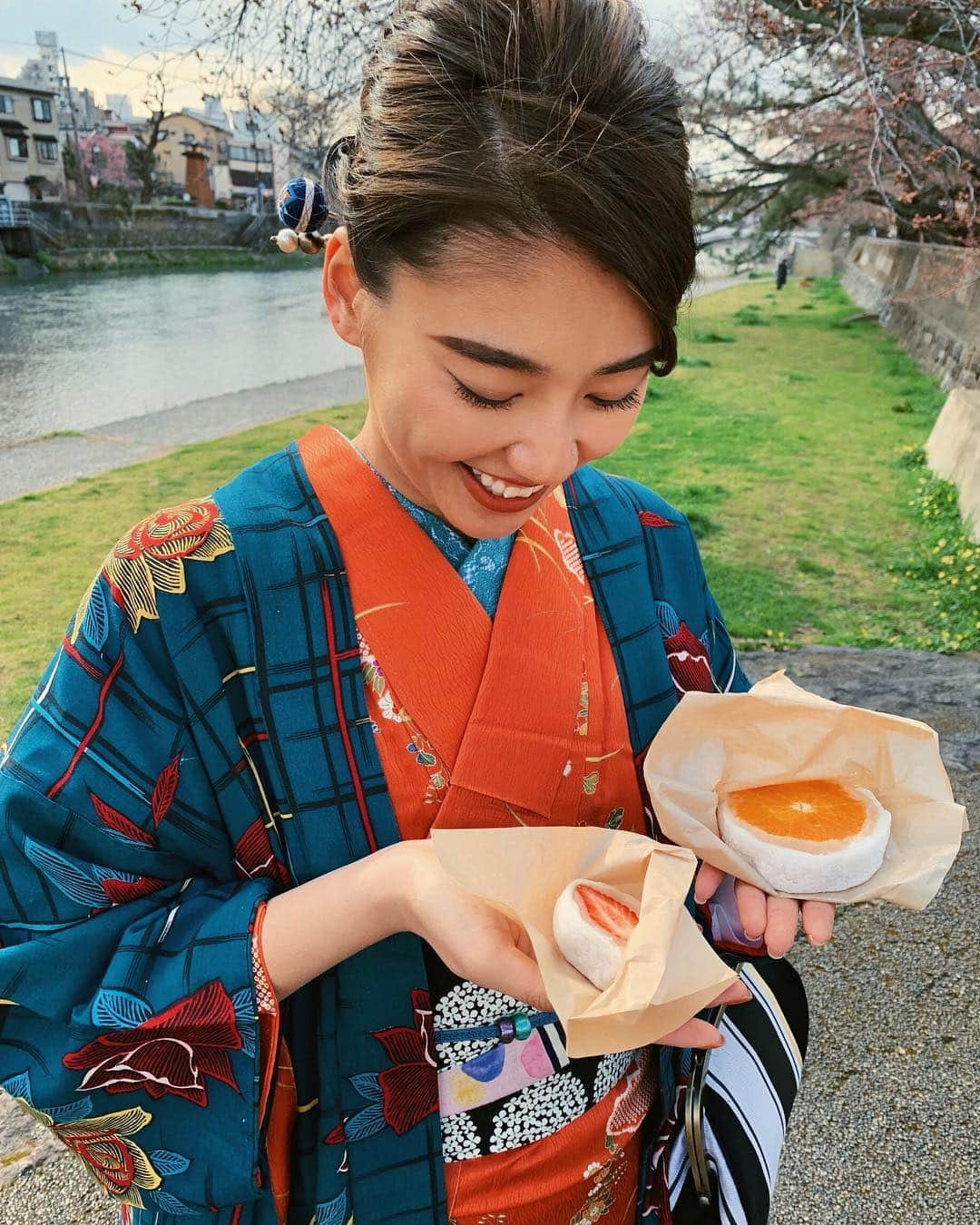 松本優さんのインスタグラム写真 - (松本優Instagram)「. . 金沢で食べた #カズナカシマ のフルーツ大福が美味しすぎてこれも絶対食べて欲しい🥺🔥 . 珍しいオレンジの大きな大福🥺イチゴと比べたらこんなにもサイズがちがう！😳 . このかわいいお着物は、 @kokoyui_kimono さんで 一つずつ選ばせてもらいました💜 . . . #selfie#selca#like#good#kanazawa#trip#travel#spring#旅行#金沢#フルーツ大福#金沢グルメ#春#着物#旅#松本優#yutravel✈️」4月4日 9時16分 - matsumoto_yu