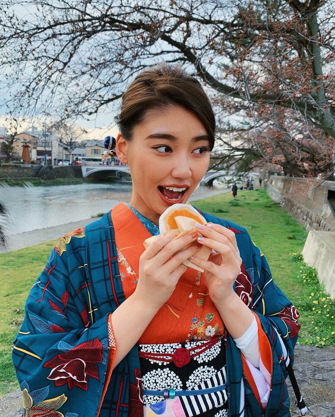 松本優さんのインスタグラム写真 - (松本優Instagram)「. . 金沢で食べた #カズナカシマ のフルーツ大福が美味しすぎてこれも絶対食べて欲しい🥺🔥 . 珍しいオレンジの大きな大福🥺イチゴと比べたらこんなにもサイズがちがう！😳 . このかわいいお着物は、 @kokoyui_kimono さんで 一つずつ選ばせてもらいました💜 . . . #selfie#selca#like#good#kanazawa#trip#travel#spring#旅行#金沢#フルーツ大福#金沢グルメ#春#着物#旅#松本優#yutravel✈️」4月4日 9時16分 - matsumoto_yu