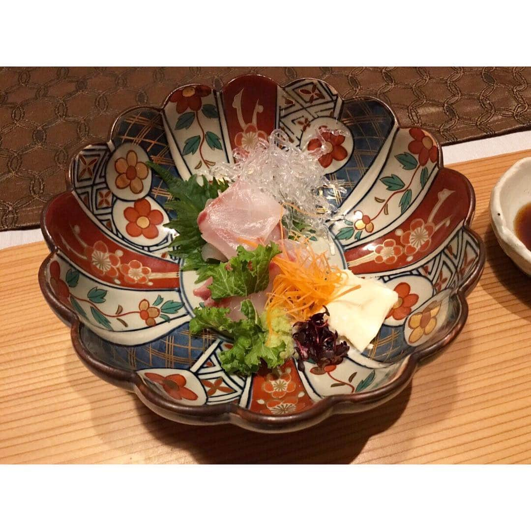 権藤朱実さんのインスタグラム写真 - (権藤朱実Instagram)「🍚 年始に訪れた・・・ 那須高原の宿『山水閣』さん。 建物も魅力的。 お料理も美味しい。 温泉ものんびり出来る素敵な宿でした♡ #sansuikaku #山水閣 #那須高原の宿 #Japan #Tochigi #Nasu #trip #friend #family #onsen #shooting #photo #akephoto #ake酒 #温泉 #温泉旅行 #日本酒 #年始 #栃木 #那須高原 #年始の思い出 #寒くなると思い出す #親友との時間♡ #可愛い親子♡ #model #satorujapan #akemigondo #モデル #サトルジャパン #権藤朱実 →@satorujapan_official @akemigondo ☑︎プロフィールのリンクにて、blog更新中☺︎ My blog『ake photo』 →http://ameblo.jp/akemi-gondo/」4月4日 9時14分 - akemigondo