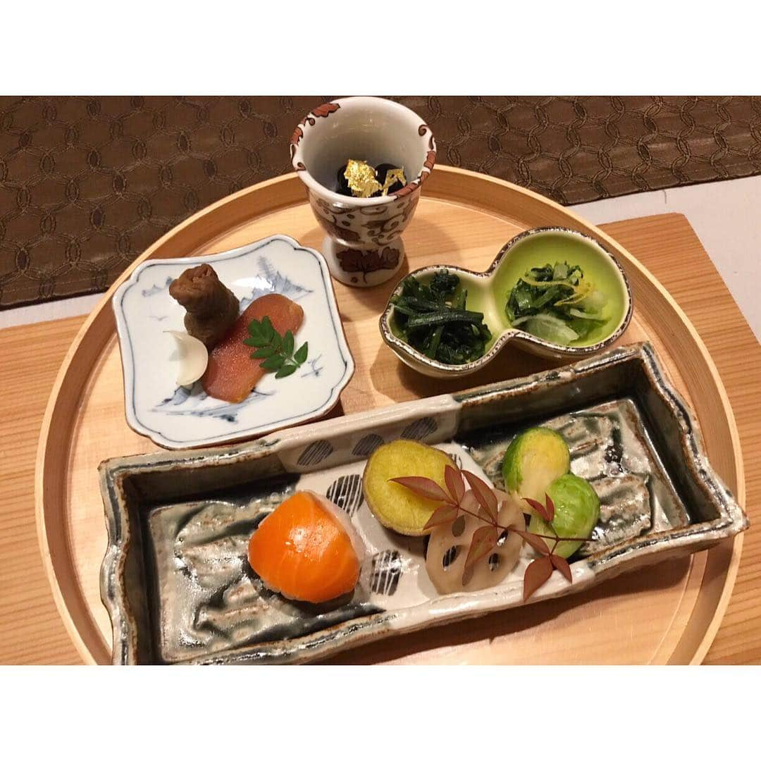 権藤朱実さんのインスタグラム写真 - (権藤朱実Instagram)「🍚 年始に訪れた・・・ 那須高原の宿『山水閣』さん。 建物も魅力的。 お料理も美味しい。 温泉ものんびり出来る素敵な宿でした♡ #sansuikaku #山水閣 #那須高原の宿 #Japan #Tochigi #Nasu #trip #friend #family #onsen #shooting #photo #akephoto #ake酒 #温泉 #温泉旅行 #日本酒 #年始 #栃木 #那須高原 #年始の思い出 #寒くなると思い出す #親友との時間♡ #可愛い親子♡ #model #satorujapan #akemigondo #モデル #サトルジャパン #権藤朱実 →@satorujapan_official @akemigondo ☑︎プロフィールのリンクにて、blog更新中☺︎ My blog『ake photo』 →http://ameblo.jp/akemi-gondo/」4月4日 9時14分 - akemigondo