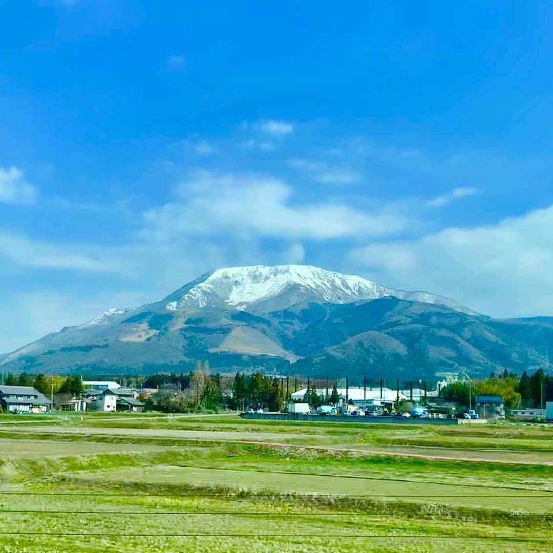 松尾貴史さんのインスタグラム写真 - (松尾貴史Instagram)「いつも #富士山 ばかりですが、今日は #伊吹山 が清々しく。  #滋賀県 #江州 #がまの油」4月4日 9時27分 - kitsch.matsuo