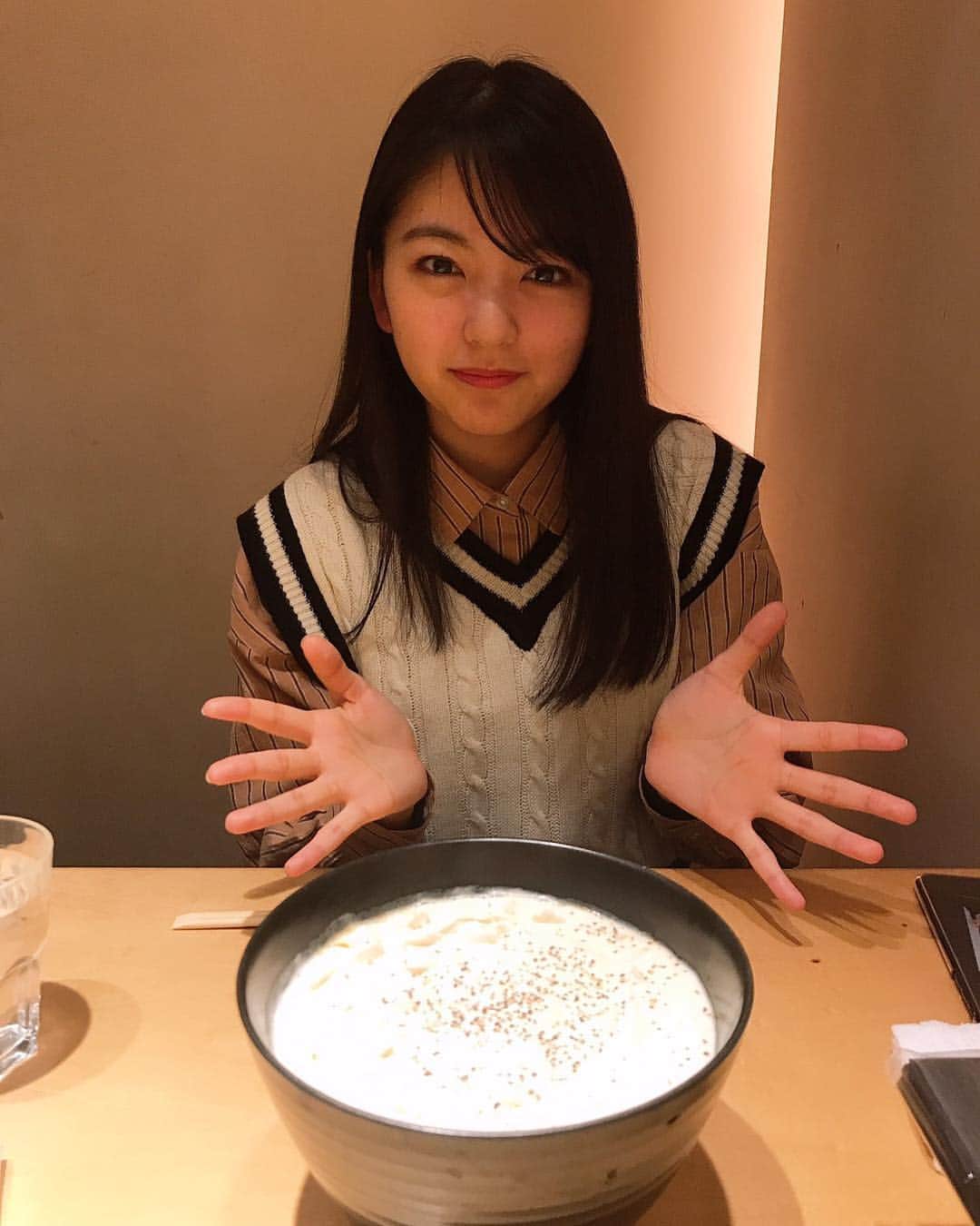ロッカジャポニカさんのインスタグラム写真 - (ロッカジャポニカInstagram)「ちぃです🧸﻿ ﻿ りこちゃん推しの方﻿ お待たせしました〜🥳(真似する人) ﻿ ﻿ 短い時間だったけど念願の初デート達成♥️﻿ #白いカレーうどん を食べに行きました！﻿ 上のムースはじゃがいも味でうまうま〜〜🥔﻿ ﻿ 東京か福岡の﻿ おすすめのデートスポットどこですか？！笑﻿ ﻿ #福岡と東京の #遠距離恋愛 #スタプラ﻿ #ポーズはばってん✕をあらわしてる(笑)﻿ #ばってん少女隊 #ばっしょー #上田理子 ちゃん﻿ #ロッカジャポニカ #ロジャポ #中野へGO #高井千帆」4月4日 9時29分 - rockajaponica