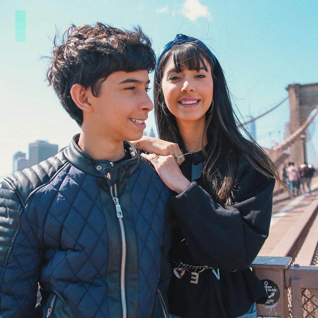 Gabriela Salesのインスタグラム：「Sobre ter o filho mais lindo do mundo, e falo daquela beleza que sai de dentro e externa. Dan... sou tão orgulhosa de você, de quem é, de quem se tornou, da sua essência e caráter. O ser humano mais lindo e bondoso que conheci! E sempre foi assim... e sempre vai ser! Te amo desde quando, precocemente, descobri que não era mais eu sozinha no mundo, era eu por mim mesma e por você, contra o mundo, ou a favor dele quem sabe. Te amarei até o além... seja onde for que isso vai dar, vou estar contigo. Você sou eu, só que melhor! Muito melhor e mais lindo. Você é tão lindo ❤️ Foto: @carolbiazotto - #RMemNY #ny #nyc #newyork #novayork #brooklynbridge」