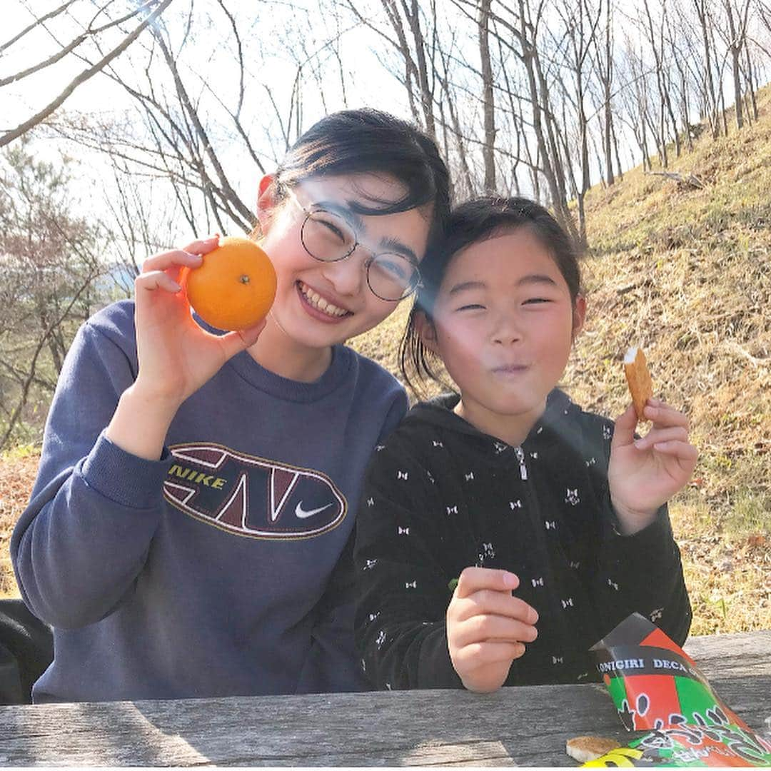 井上咲楽さんのインスタグラム写真 - (井上咲楽Instagram)「. 11歳差の妹。家の山をのぼってヨモギ摘んで、おやつたべました！ .」4月4日 9時32分 - bling2sakura