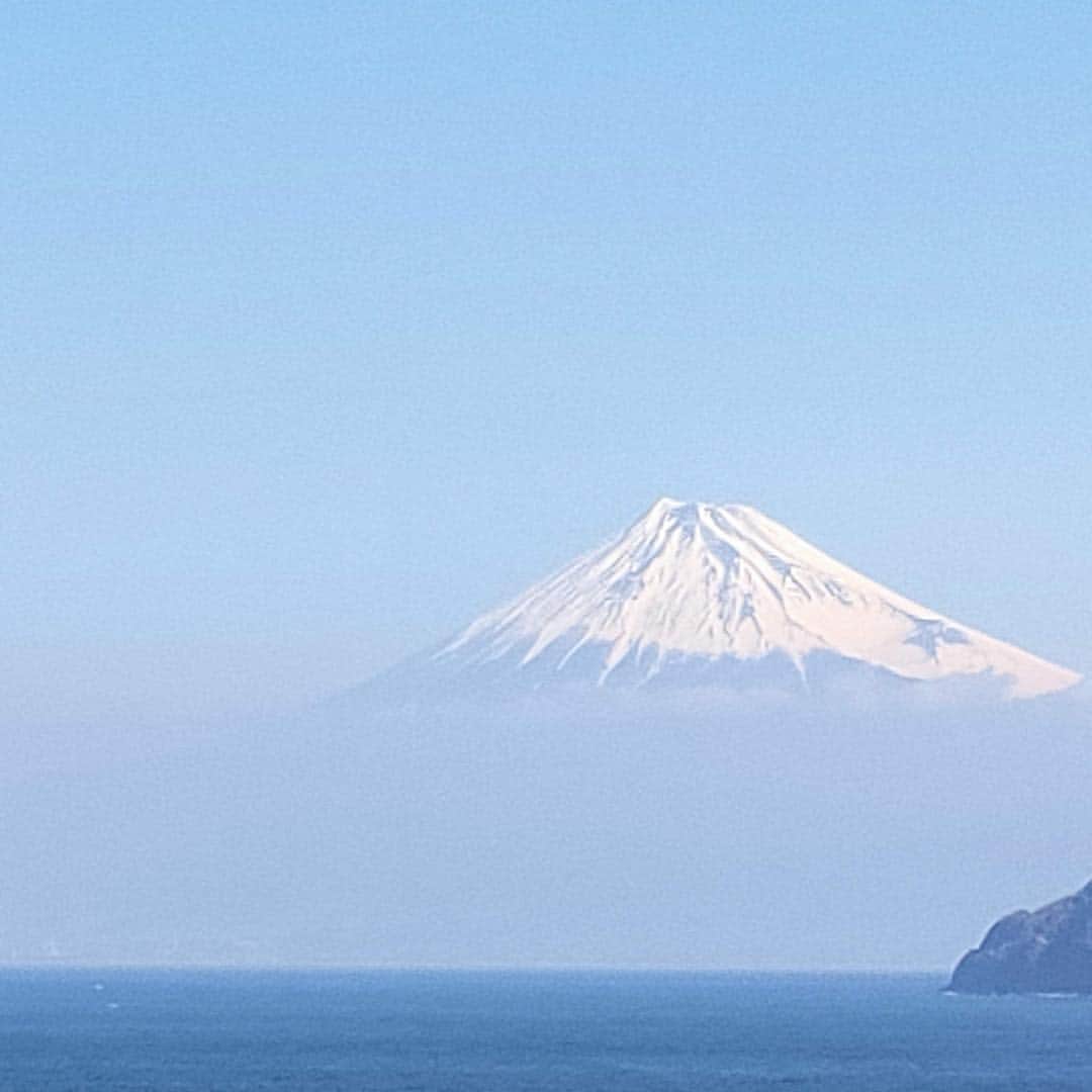 のインスタグラム：「富士山🗻﻿ ﻿ #富士山 #mtfuji #静岡 #富岳群青 #静岡観光 #e朝 #朝ごはん #goodmorning #goodbreakfast  #goodmorninggoodbreakfast #japan #japantrip  #japan_focus #japan_vacations #japan🇯🇵 #japan_visit #japan_of_insta #japan_photo_now  #japan_daytime_view #japantravelphoto #japantour」