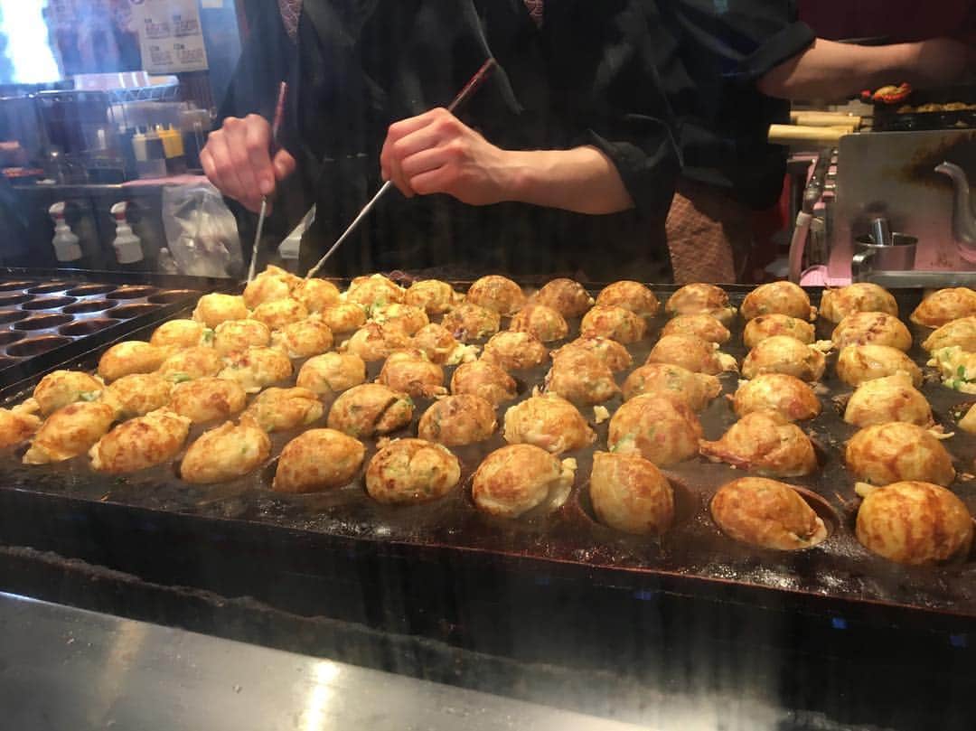 Monday満ちるさんのインスタグラム写真 - (Monday満ちるInstagram)「When in Osaka... Breakfast at Kukuru in Itami Airport. It was hard to decide between takoyaki and akashiyaki, but settled on the latter as it is quintessentially only in Osaka; I was not disappointed. #lastmeal」4月4日 9時39分 - mondaymichiru