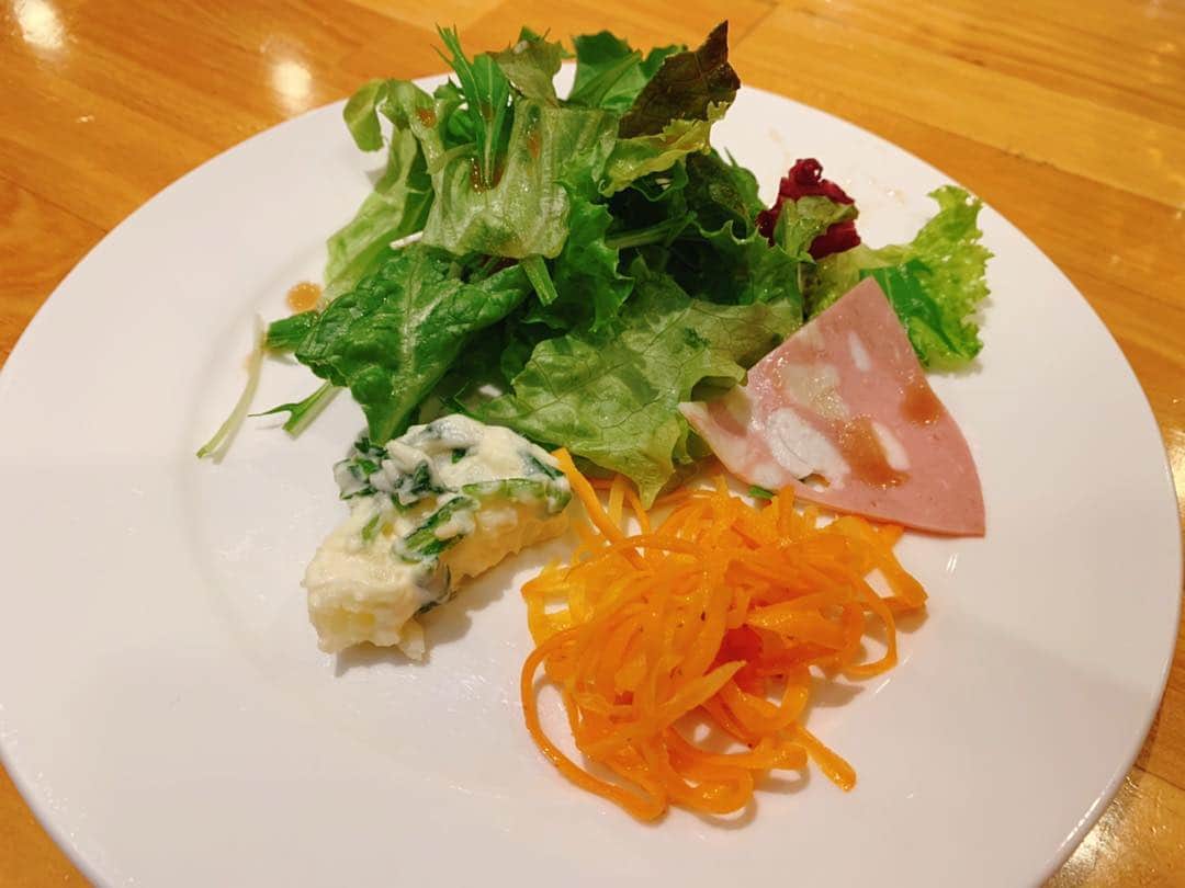 佐井祐里奈さんのインスタグラム写真 - (佐井祐里奈Instagram)「🍴パスタランチ🍝🍴950円 ・グリーンサラダ🥗 ・フォカッチャ🥯 ・今週のパスタ３種から１種セレクト🍝 . 1🌸豚ミンチと春菊のオイルベース スパゲッティ 2🌸イカと菜の花のトマトソース 生パスタ 3🌸ソーセージとチンゲン菜のクリーム ペンネ . . 普通盛り 100g ちょい盛り 125g 大盛り 150g 🙆‍♀️量は選べるよっ💕 ・プチデザート付き🍨 .  豚ミンチと春菊のオイルベース スパゲッティのちょい盛りをセレクト🥰 フォカッチャも好きなだけおかわりできるみたい😋食いしん坊さんにオススメランチ💕 立地も良いのにかなりお得なプライスでランチがいただけるのです💕接客もすごく良くて快適に過ごせました✨ 次は生パスタ選ぼうかな✨ . . . #名古屋ランチ #yunnaログ #lunch #久屋大通 #オステリアラマンテ #パスタランチ #名古屋グルメ」4月4日 9時46分 - yunna_s31