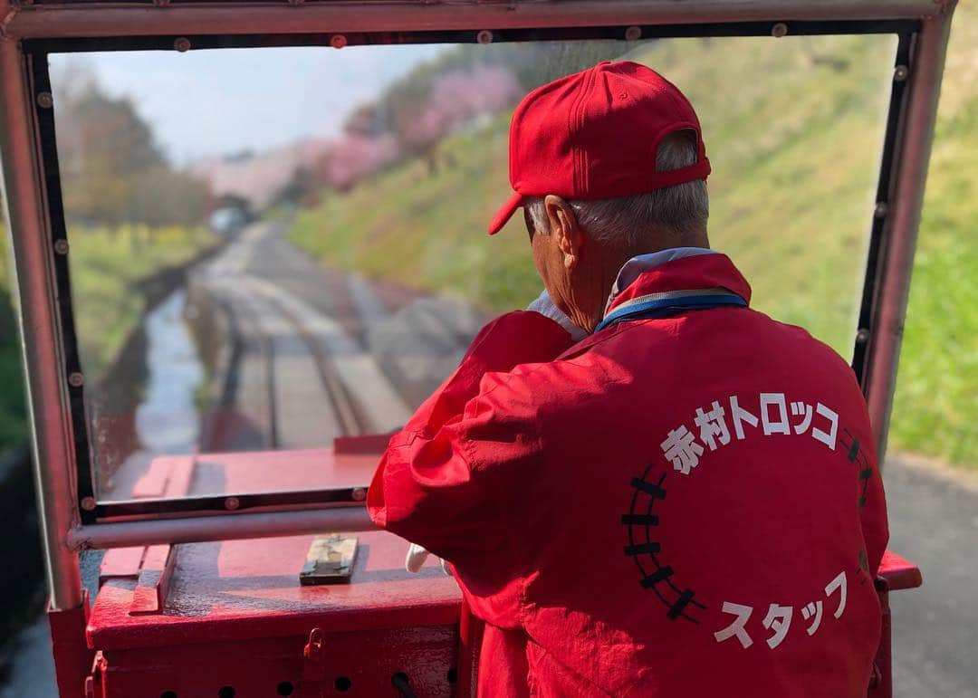 上杉あずささんのインスタグラム写真 - (上杉あずさInstagram)「. 今シーズン(今年度)からRKBテレビ『今日感モーニング』で水曜日の中継を担当することになりました🎤✨ "初登板"となった昨日の中継は、 #平成筑豊鉄道 #赤駅 からお送りしました🚋💨河合社長(@kenichi_kawai_heichiku )の熱い想いやエネルギー溢れる取り組みなどお聞かせ頂き、筑豊の魅力、平成筑豊鉄道の魅力を存分に感じさせて頂きました！赤村のボランティアの皆さんによる #赤村トロッコ もとても愛情に満ち溢れた温かい取り組みでした❤️❤️優しいおじいちゃま達に癒されました笑👴🏼💕 沿線の桜や菜の花が美しすぎて...ほんと心も晴れ晴れ。 私自身まだまだ未熟すぎますが、たくさんパワーを貰ったので、これを力に、リポートも取材力も発信力も人間力も...磨いていきます💪🏼🌈これからもよろしくお願いします🙇‍♀️ #平成 #令和 #変換期 #福岡 #田川 #筑豊 #京築 #赤村 #赤 #鉄道 #線路 #桜 #菜の花 #🌸 #🌷 #🚋 #🚃 #fukuoka #tagawa #chikuho #train #heisei #reiwa #tv #rkb」4月4日 9時50分 - azumacks