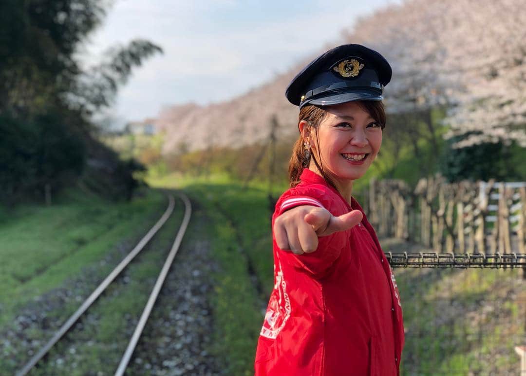 上杉あずささんのインスタグラム写真 - (上杉あずさInstagram)「. 今シーズン(今年度)からRKBテレビ『今日感モーニング』で水曜日の中継を担当することになりました🎤✨ "初登板"となった昨日の中継は、 #平成筑豊鉄道 #赤駅 からお送りしました🚋💨河合社長(@kenichi_kawai_heichiku )の熱い想いやエネルギー溢れる取り組みなどお聞かせ頂き、筑豊の魅力、平成筑豊鉄道の魅力を存分に感じさせて頂きました！赤村のボランティアの皆さんによる #赤村トロッコ もとても愛情に満ち溢れた温かい取り組みでした❤️❤️優しいおじいちゃま達に癒されました笑👴🏼💕 沿線の桜や菜の花が美しすぎて...ほんと心も晴れ晴れ。 私自身まだまだ未熟すぎますが、たくさんパワーを貰ったので、これを力に、リポートも取材力も発信力も人間力も...磨いていきます💪🏼🌈これからもよろしくお願いします🙇‍♀️ #平成 #令和 #変換期 #福岡 #田川 #筑豊 #京築 #赤村 #赤 #鉄道 #線路 #桜 #菜の花 #🌸 #🌷 #🚋 #🚃 #fukuoka #tagawa #chikuho #train #heisei #reiwa #tv #rkb」4月4日 9時50分 - azumacks