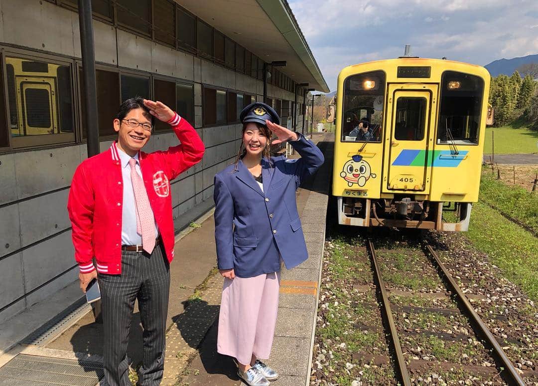 上杉あずささんのインスタグラム写真 - (上杉あずさInstagram)「. 今シーズン(今年度)からRKBテレビ『今日感モーニング』で水曜日の中継を担当することになりました🎤✨ "初登板"となった昨日の中継は、 #平成筑豊鉄道 #赤駅 からお送りしました🚋💨河合社長(@kenichi_kawai_heichiku )の熱い想いやエネルギー溢れる取り組みなどお聞かせ頂き、筑豊の魅力、平成筑豊鉄道の魅力を存分に感じさせて頂きました！赤村のボランティアの皆さんによる #赤村トロッコ もとても愛情に満ち溢れた温かい取り組みでした❤️❤️優しいおじいちゃま達に癒されました笑👴🏼💕 沿線の桜や菜の花が美しすぎて...ほんと心も晴れ晴れ。 私自身まだまだ未熟すぎますが、たくさんパワーを貰ったので、これを力に、リポートも取材力も発信力も人間力も...磨いていきます💪🏼🌈これからもよろしくお願いします🙇‍♀️ #平成 #令和 #変換期 #福岡 #田川 #筑豊 #京築 #赤村 #赤 #鉄道 #線路 #桜 #菜の花 #🌸 #🌷 #🚋 #🚃 #fukuoka #tagawa #chikuho #train #heisei #reiwa #tv #rkb」4月4日 9時50分 - azumacks