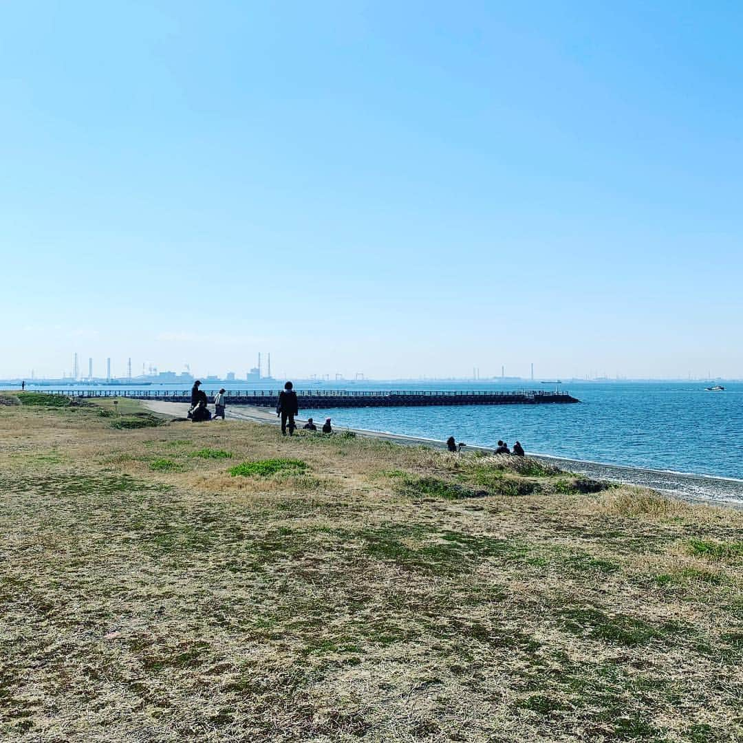 一三さんのインスタグラム写真 - (一三Instagram)「気持ち海ロケ  寒いけど😵  #撮影 #shooting #海 #sea #beach #ロケーションフォト #location #快晴 #青空」4月4日 9時51分 - ichizou.co.jp