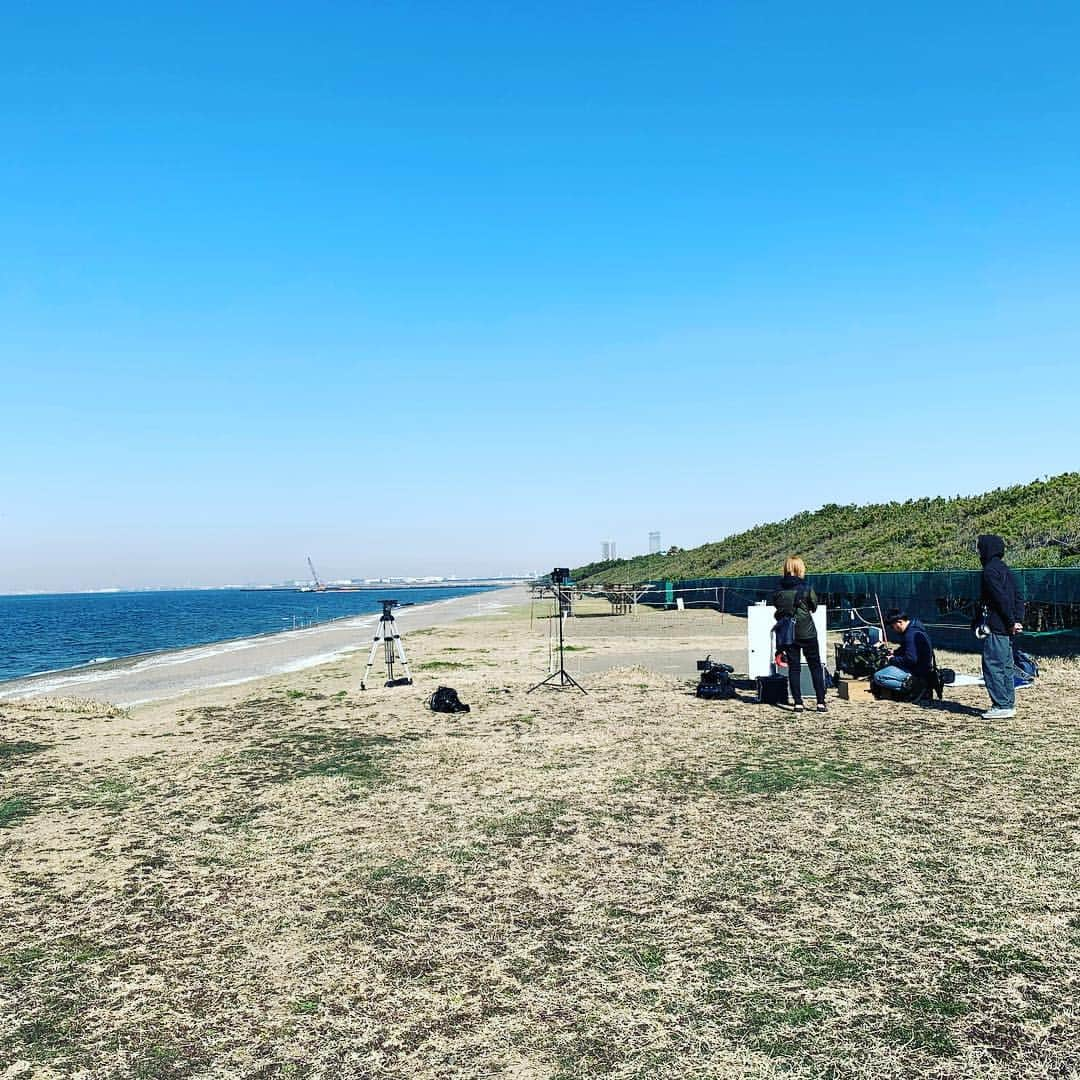 一三さんのインスタグラム写真 - (一三Instagram)「気持ち海ロケ  寒いけど😵  #撮影 #shooting #海 #sea #beach #ロケーションフォト #location #快晴 #青空」4月4日 9時51分 - ichizou.co.jp