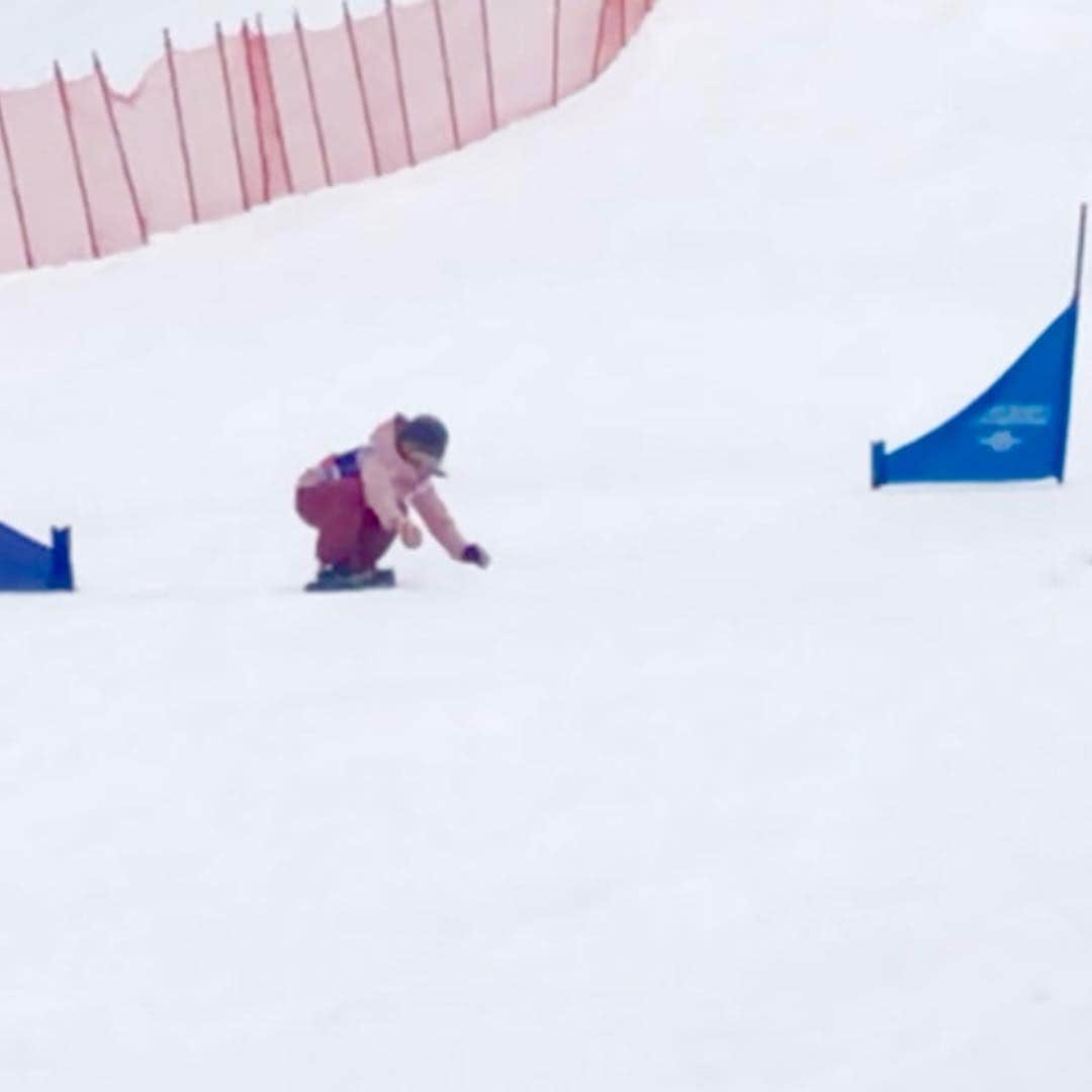上田ユキエさんのインスタグラム写真 - (上田ユキエInstagram)「今シーズンデビューしたレース😎👍闘争心だけは人一倍だけど、技術はまだ初心者。ゴールはこの姿勢でいいのか⁉️もっと上手く速く滑れるようになりたい❤️ 😎🥇#snowboarding #snowboarder #usasanationals2019 #slalom」4月4日 9時51分 - yukie_ueda