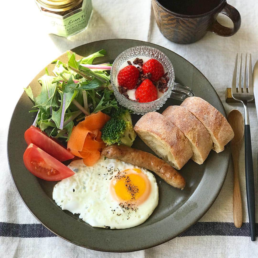 kokochiyoiさんのインスタグラム写真 - (kokochiyoiInstagram)「2019/04/04 目玉焼きが食べたいー!!で 木曜日の#朝ごパン。 紫水菜、キャロットラペ、 粗挽きソーセージ、 トマト、チャパタ←チャパタ好き♡ いちごヨーグルトのヨーグルトは、 大好きな#秋川牧園。 #カカオニブ は、 #グリーンビーントゥバー。 前回買ったカカオニブと 風味がまた違って、 今回はさっぱり酸味あり系。 毎回楽しみ。」4月4日 10時01分 - kokochiyoi