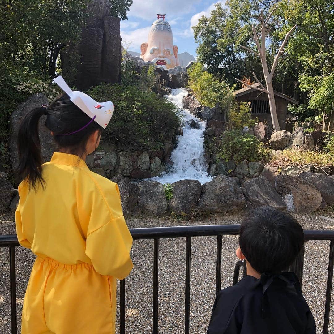 松川浩子さんのインスタグラム写真 - (松川浩子Instagram)「お誕生日にどこ行きたい？ って聞いたら 忍者になりたいって。  11歳の女子ってそんなもん？  実に35年ぶりくらいに？ 東映太秦映画村に行きました。  私が年長くらいの時に行った写真が アルバムにあって その頃と変わらない風景もあって なんだか感慨深い〜！ うちの親もこんな気持ちで 連れてきてくれてたのかなぁって。  その時に初めて見た白馬もいたし、 池に現れる恐竜もそのまま。  忍者屋敷で大いに楽しみ、 迷路や、ボルダリング 下の子はヒーローショーまで バッチリ楽しんで 忍者修行まで めいっぱい楽しみました。  次はあんみつ姫と新撰組になるらしい。  #東映太秦映画村 #お誕生日#忍者#忍者屋敷#コスチューム#東映撮影所 #私も昔水戸黄門に出させてもらった#ヒーローショー#猿飛佐助面白かった」4月4日 9時57分 - hiroko_matsukawambs