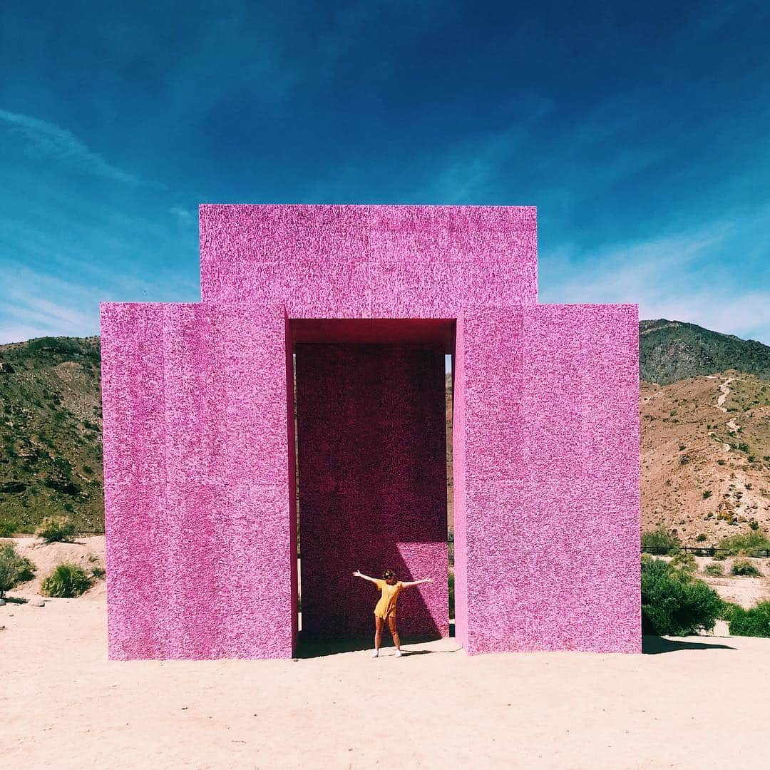 リトル・ブーツさんのインスタグラム写真 - (リトル・ブーツInstagram)「Found instagram stonehenge 🎀 #desertx」4月4日 10時02分 - littlebootsmusic