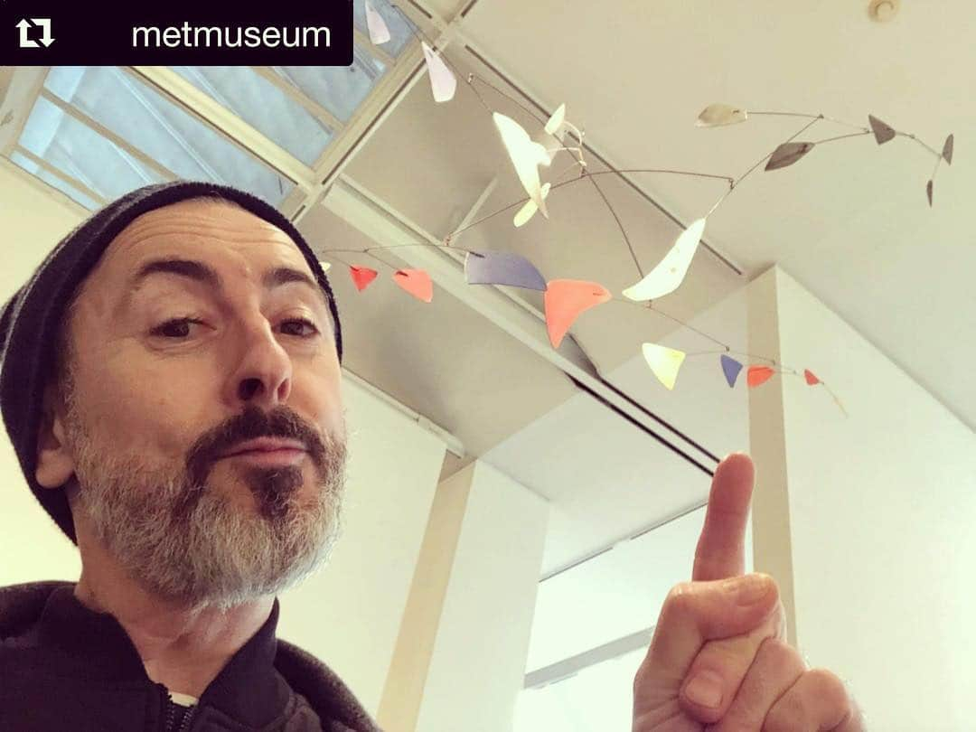 アラン・カミングさんのインスタグラム写真 - (アラン・カミングInstagram)「Today’s #MetCameo pick comes from @AlanCummingSnaps: “Seeing this Calder is sort of therapeutic for me. I’m terrified of Calder because once in a film I had to hold a Calder mobile and pretend to give it to someone whilst being in a hot tub. I thought I was going to drop it into the murky bubbly depths and ruin this great piece of American art. Looking at this Calder helps me get over my fear of being near his work. Luckily it’s so high up, I can’t touch it!” ⁣ ⁣ 🎨: Alexander Calder (American, 1898–1976). Four Directions, 1956. Hanging mobile made of painted aluminum and iron wire. On view in #MetEpicAbstraction in Gallery 925. #MetModern #AlanCumming」4月4日 10時04分 - alancummingreally