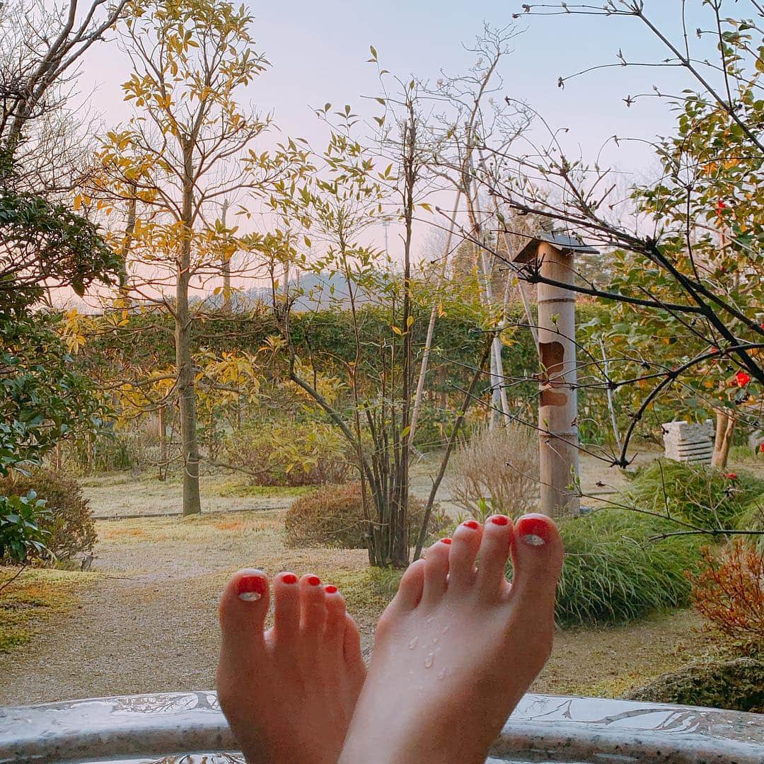 澤野井香里さんのインスタグラム写真 - (澤野井香里Instagram)「早起きしてみんな寝ている間に、お部屋の#露天風呂 で束の間の#おひとりさま ♨️ ﻿﻿ ﻿﻿ 4℃のひんやり冷たい空気に小鳥🕊のさえずり、あったかいお風呂に最高に癒される(*^_^*) ﻿﻿ ﻿﻿ 新しく @cherish_nail でして頂いた#ペディキュア はブラッドオレンジカラーで親指だけホロでキラキラに✨＾＾ ﻿﻿ ☎︎078-587-8499﻿﻿﻿ @cherish_nail ﻿﻿ ﻿ ﻿ #睡眠より温泉♨️﻿ #早起きしてお風呂で寝る﻿ #気づけば1時間も入ってたw﻿ #エネルギーチャージ﻿ ﻿ #cherishnail #神戸 #北野 #三宮 #神戸ネイル #三宮ネイル #チェリッシュネイル #春ネイル #プライベートネイルサロン #💅 #ks_nail✨ #京都 #京丹後 #網野 #夕日ヶ浦温泉 #離れの宿和楽 #京都旅行 #ks_19✨ #ks_kyoto✨ #ks_trip✨ #ks_trip_🇯🇵」4月4日 10時06分 - kaori_sawanoi