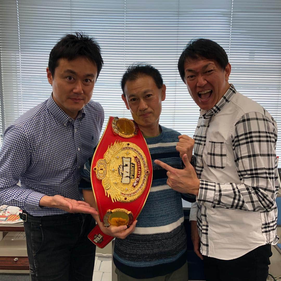 本野大輔のインスタグラム：「OFB関西バンタム級前王者。 元プロボクサー。 読売テレビ社員。 ミヤネ屋プロデューサー。 三児の父。 萩原大さんが、チャンピオンベルトを持ってアナウンス部に遊びにきました。  ベルトを持たせてもらったら、重たいのなんの。 ボクシング担当の尾山アナと一緒に記念撮影。 ある日のアナウンス部の一コマです😁  #ボクシング #王者 #ベルト #アナウンス部 #アナウンサー #ミヤネ屋 #プロデューサー #萩原大 #尾山憲一 #本野大輔」