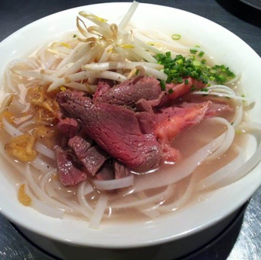 ベトナムフロッグ汐留のインスタグラム：「こんにちは、東京・汐留のベトナム料理店、ベトナムフロッグです。 ブログ更新しました！ 「汐留で働きはじめたみなさん、ぜひベトナムの麺料理「フォー」をお楽しみください！」 是非ご来店をお待ちしております。 アジアンテイストを楽しみにきてくださいね♪ ▼詳しくはこちら▼ http://vietnam-frog.co/blog/ ☎電話番号：05073002964  #ベトナム料理 #アジアン #パクチー #タイカレー #女子会 #誕生日 #新橋 #汐留」