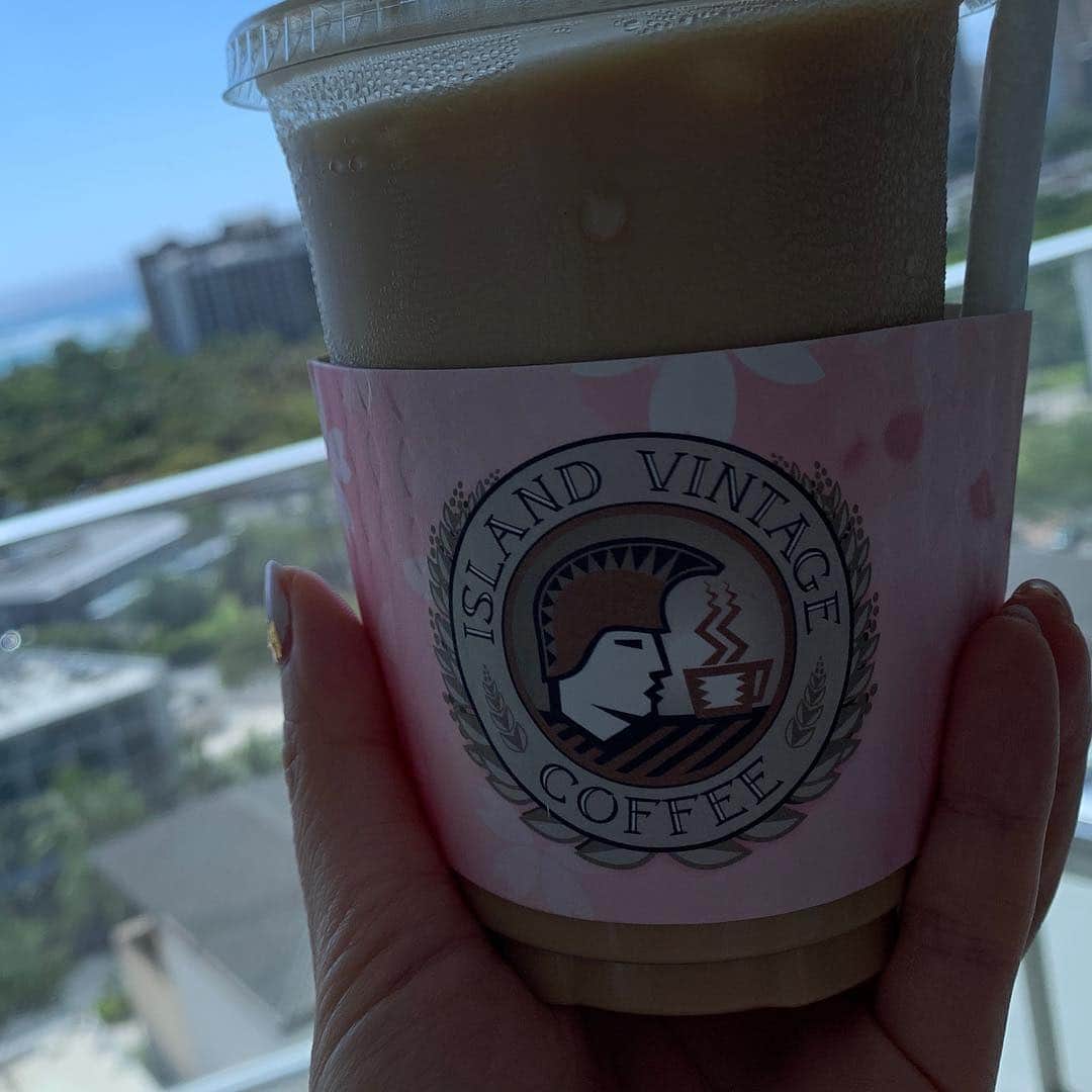 住谷杏奈さんのインスタグラム写真 - (住谷杏奈Instagram)「･ Island Vintage Coffeeのアサイーボウル パンちゃんが買ってきてくれた🤤 ･ 今日はダラダラします💃 ･ ･ #Hawaii#asaibowl」4月4日 10時08分 - annasumitani