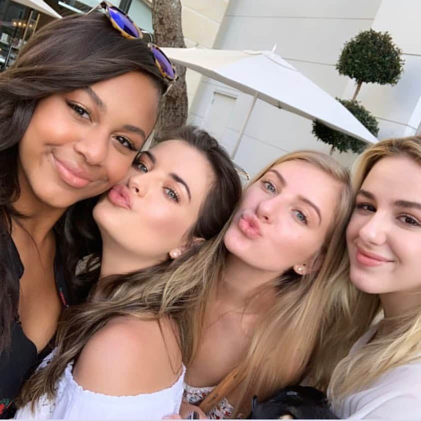 Nia Sioux Frazierさんのインスタグラム写真 - (Nia Sioux FrazierInstagram)「Mini Reunion! Comment 💙if you want to see more reunions!」4月4日 10時18分 - niasioux