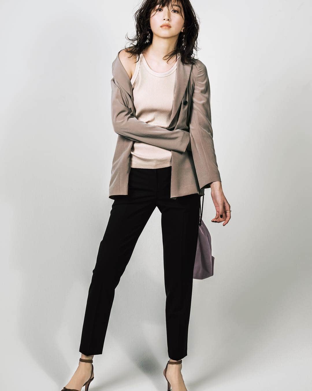のインスタグラム：「5月号から始まった新連載『スタイリスト金子綾のMy Best Basic』。 . スタイリングだけでなく、キレのあるアイテム選びにも定評があるスタイリストの金子綾さんが選ぶ、自身にとってのベーシックアイテムを着こなしとともにご紹介！ . 第一回となる5月号で紹介するのは”Theory”の黒クロップドパンツ。金子さんのワードローブとしてだけでなく、スタイリストとしても絶大な信頼を置いているというそのパンツについて語っていただいています。モデルは鹿沼憂妃さん。抜群の美脚でさらにパンツの魅力を引き出していただきました😳 ぜひご覧ください。 . #oggi #金子綾 #新連載 #鹿沼憂妃 #데일리룩 #时装」