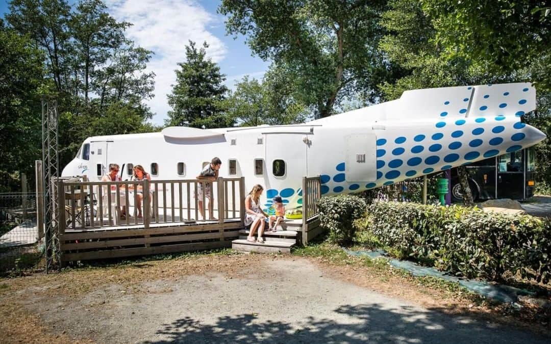 フランス大使館さんのインスタグラム写真 - (フランス大使館Instagram)「【不思議なフランス🔎】もうすぐフランスでは復活祭のバカンスです。フランス人のお気に入りのバカンスの過ごし方は、キャンプ。ロワール・アトランティック県には、本物の電車や路面電車の車両、飛行機の客室でのキャンプが楽しめるキャンプ場があります。 #Franceinsolite 🔎Le #camping en vacances est très apprécié des Français. En Loire-Atlantique, le Camping « Le Haut-village » propose des gîtes insolites remplaçant les mobil-homes par d’authentiques wagons de train ou de tramway, donnant la sensation d’être toujours en voyage ! @Tourisme44  photo: @campinghautvillage」4月4日 10時11分 - ambafrancejp