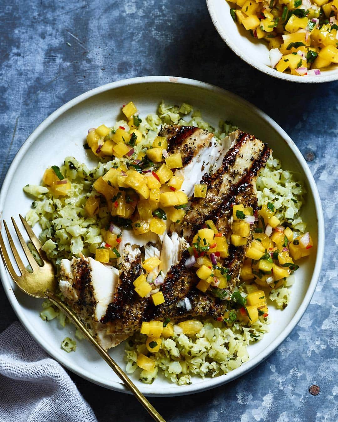 Gaby Dalkinさんのインスタグラム写真 - (Gaby DalkinInstagram)「Grilled Fish + Cauliflower Rice + Salsa Verde + Pineapple Salsa = RECIPE FOR SUCCESS!! On the blog 💪🏻」4月4日 10時12分 - whatsgabycookin