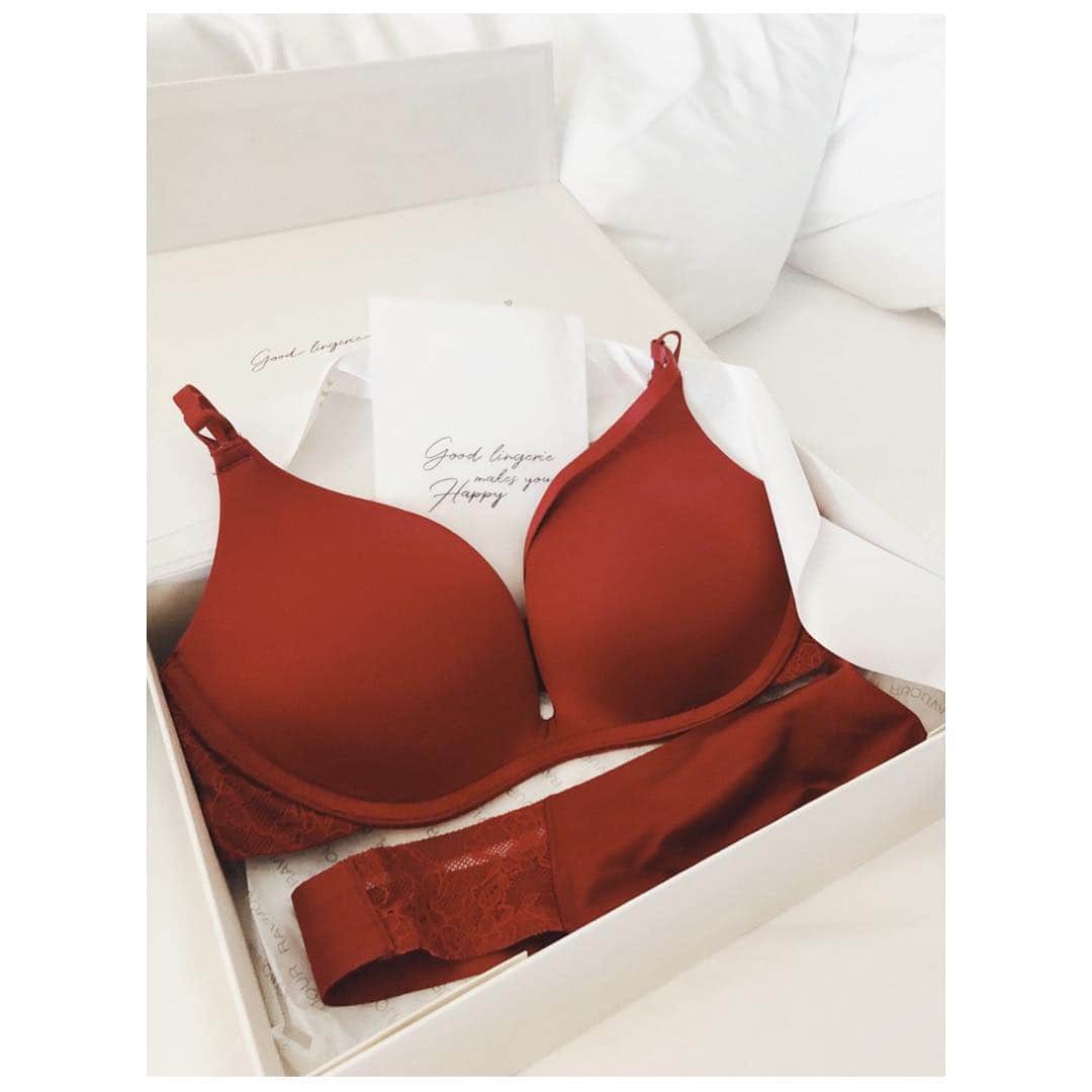 のインスタグラム：「𝑹𝒂𝒗𝒊𝒋𝒐𝒖𝒓💋 ラヴィのランジェリーは着け心地よくてずーっと愛用してる❤︎ @ravijour_official」